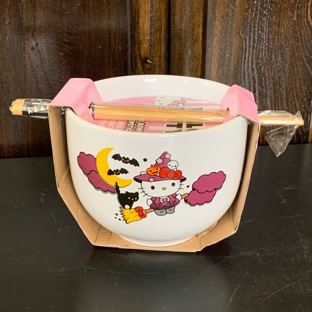 Hello Kitty Witch Flying on Broom with Black Cat 20oz Halloween Noodle Bowl Set